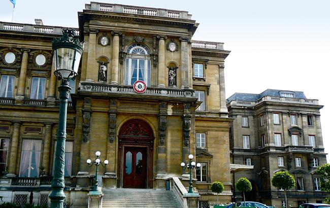 Франция выдворит четырех российских дипломатов