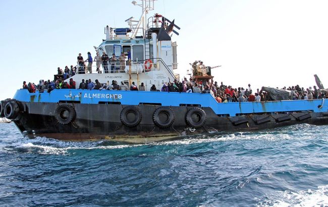 Щонайменше 22 людини загинуло на судні з біженцями в Лівії
