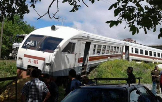 У Грузії потяг зіткнувся з вантажним автомобілем, є постраждалі