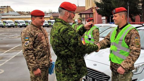 Канада передала украинской армии более полусотни автомобилей