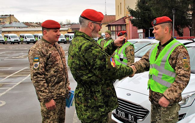 Канада передала украинской армии более полусотни автомобилей