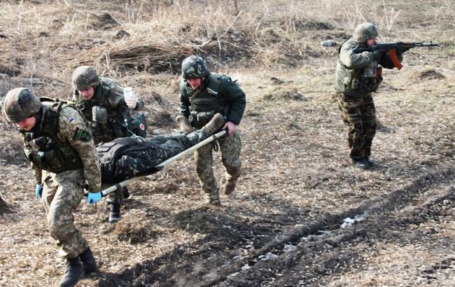 На Донбасі бойовики поранили трьох українських військових