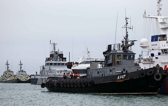 Захоплені українські кораблі пройшли під Кримським мостом