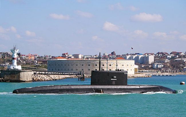 Российская подводная лодка проводит учения в Черном море