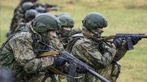 "Замість прицілу пляшка горілки": в РФ осоромилися з екіпіровкою для солдатів