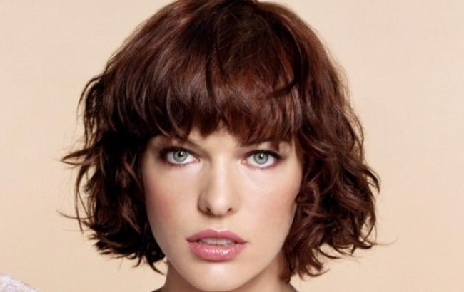 Мила Йовович вышла в свет в откровенном наряде