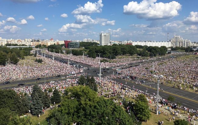 На митинг в центре Минска вышли сотни тысяч белорусов: впечатляющие фото и видео