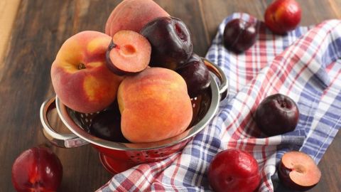 Їсти сливи і персики можна не всім: лікарі попередили про серйозну небезпеку