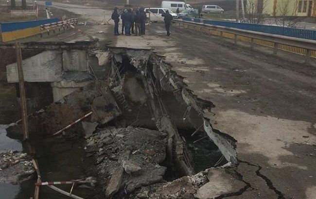 Заездили: под Тернополем рухнул важный мост (фото)