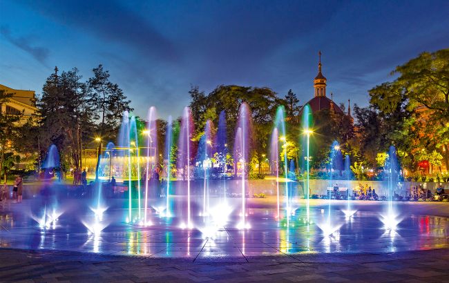 Оккупанты "реконструируют" фонтан в Мариуполе. Отправят в Донецк
