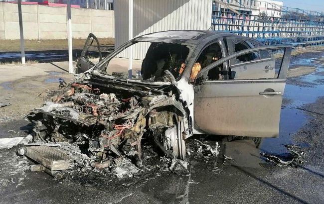 Редкий спорткар Mitsubishi Lancer Evolution X сгорел дотла в Киеве
