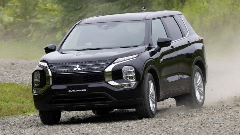 Представлено нове покоління гібридного кросовера Mitsubishi, популярного у Нацполіції