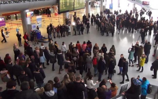 Во львовском аэропорту удивили массовым исполнением "Щедрика"