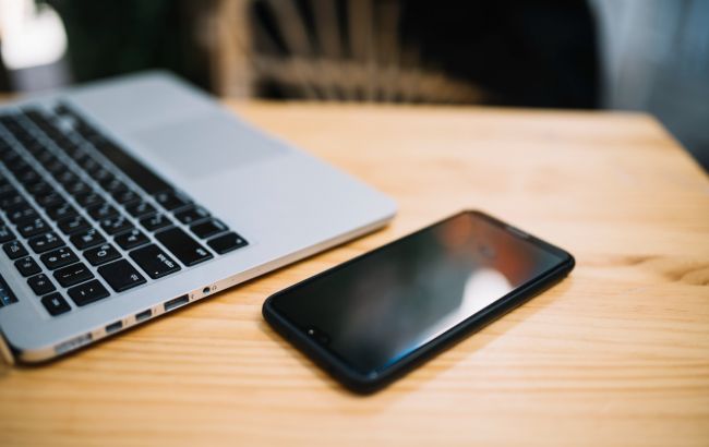 Які речі небезпечно тримати поряд з мобільним телефоном