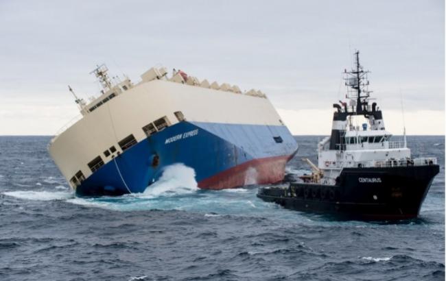 Неуправляемое судно цвета российского флага приближается к берегу Франции