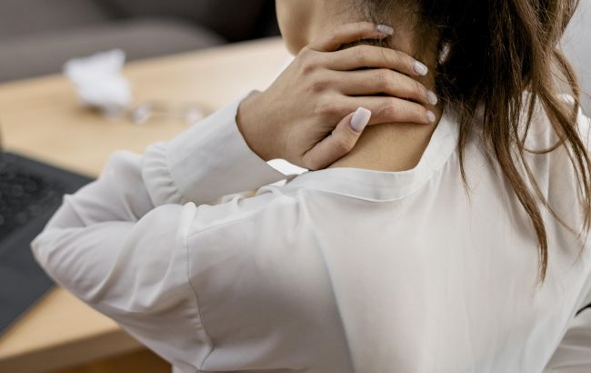 Ось чому у вас "хрустить шия" та коли треба бити на сполох