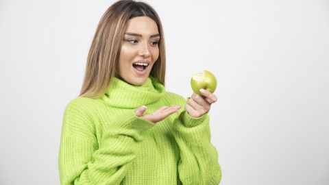 Почему нельзя есть яблоки: врач назвала причину, которая шокирует