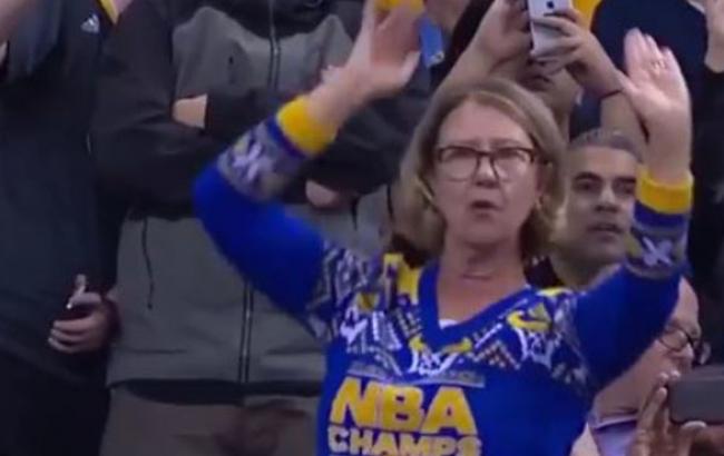 \"Когда берешь маму на баскетбол\": случайное видео с матча NBA покорило соцсеть 