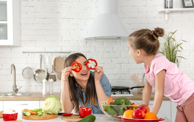 7 надійних способів привчити малюка їсти овочі і фрукти: поради педіатра
