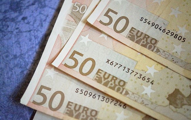 Нацбанк немного понизил курс евро