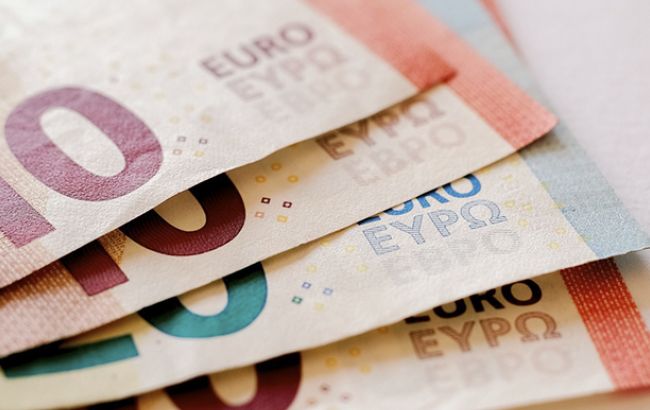 Курс евро к доллару упал к минимуму за последние три месяца