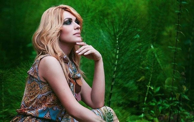 В мини-платье и без макияжа: дива Монро поделилась красочными фото у океана