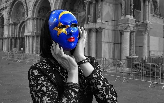 Травести-дива Монро поделилась впечатлениями от Венецианского карнавала (фото)