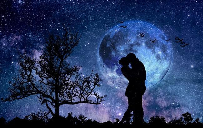 У Близнецов благоприятный день для амурных приключений, Весам полезно побыть в одиночестве: любовный гороскоп на 4 сентября