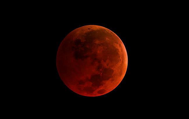 "Кривава луна": до Землі наближається затемнення століття