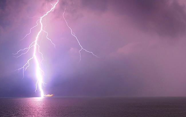 В сети показали впечатляющие фото молнии на Азовском море