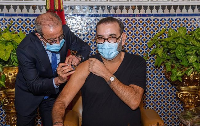 В Марокко началась вакцинация от COVID. Первым привили короля