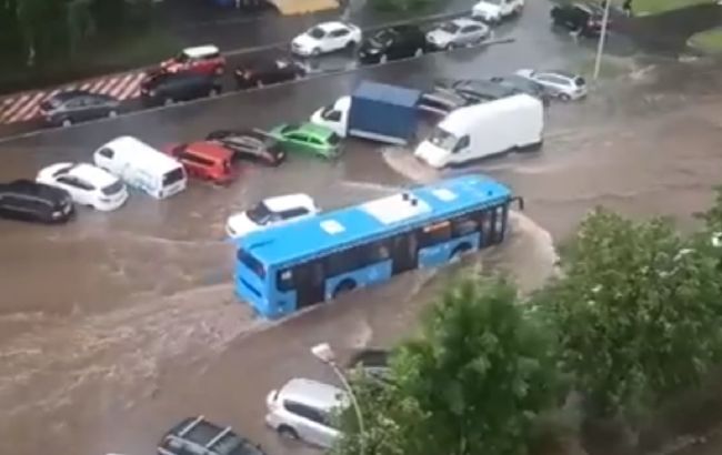 На Москву обрушился мощный ливень, который затопил улицы и сорвал крыши: видео стихии