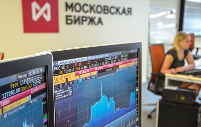 Біржовий курс долара в Росії почав торги зі зниження