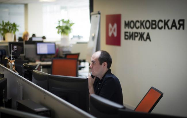 У Росії біржовий курс долара на відкритті торгів опустився нижче 63 руб