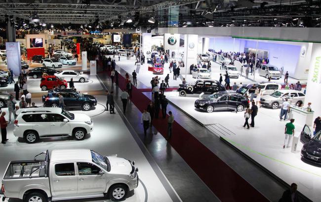 Московський автосалон: Автомобілі та дівчата (фото)