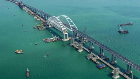 "Водители стоят в пробке и спят на обочине": из-за Керченского моста произошел коллапс