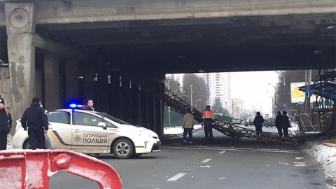 В Киеве обвалилась часть путепровода