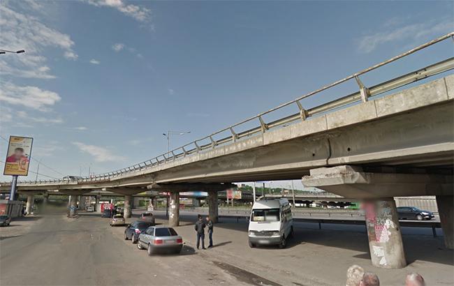 Огромная дыра: в Киеве на Выдубичах обвалился мост (фото)