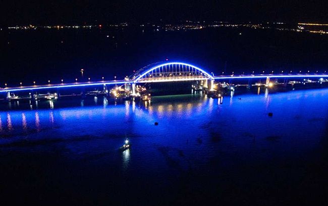 Оккупанты подсветили Крымский мост: в сеть попало видео