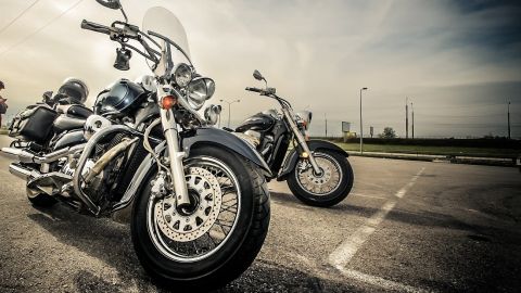 В Черкассах байкеры избили пару и разгромили их авто: девушку тащили за волосы по земле (видео)