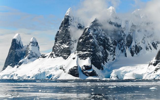 Подо льдами Антарктиды нашли почти сотню вулканов