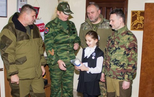 10-летнюю сепаратистку из "ЛНР" наградили медалью боевики "ДНР"