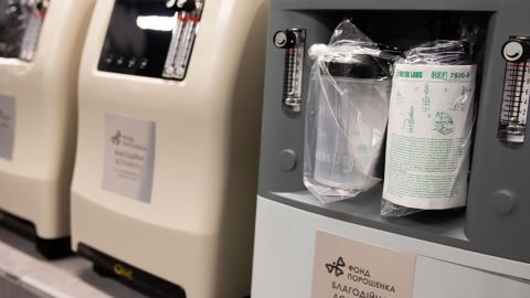 Волонтеры передали кислородные концентраторы от Порошенко в больницы