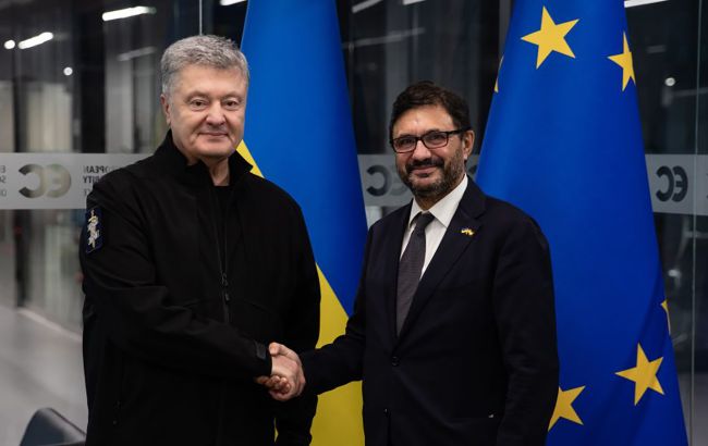 Порошенко: чим більше буде зброї, тим швидше Україна переможе і закінчиться війна
