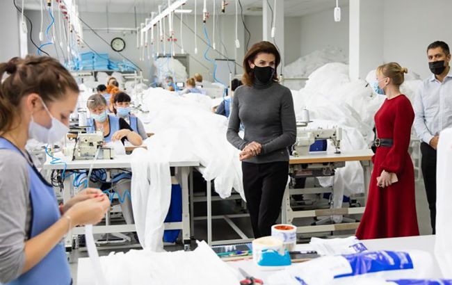В Україні почали виготовляти високоякісні захисні костюми для медиків