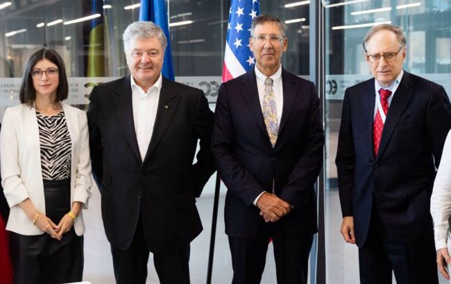 Порошенко зустрівся з делегацією політологічних центрів США