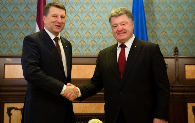 Порошенко проводит встречу с Президентом Латвии