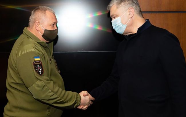 Порошенко на встрече с "киборгом" Марченко: прошли там - преодолеем и сейчас