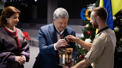 Петро і Марина Порошенко зустрілися з представниками скаутської організації і прийняли у них Вифлеємський вогонь миру