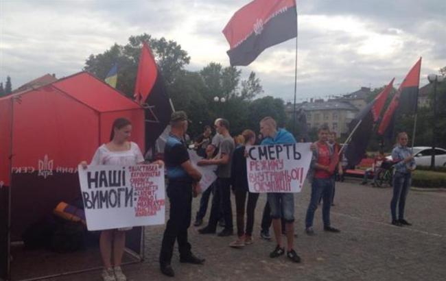 "Правый сектор" устанавливает палатки под Закарпатской ОГА